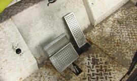 Užstrigus greičio pedalui, prispaudė savo mamą