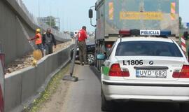 Savivarčio vairuotojas nejuto, kad stumia automobilį