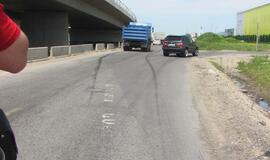 Savivarčio vairuotojas nejuto, kad stumia automobilį