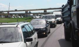 Savivarčio vairuotojas nejuto, kad stumia automobilį