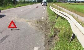 Išgąsdintos moters automobilis trenkėsi į atitvarą