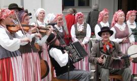 Plungės miesto šventė - folkloro festivalis ir juostų ant medžių pynimas