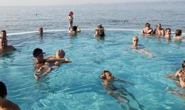 Šiemet užsienyje atostogaujama trumpiau ir pigiau, bet dažniau