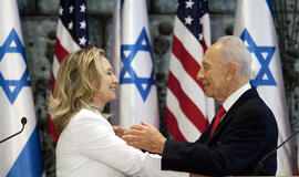 H. Klinton sukilimus arabų šalyse vadina demokratijos šansu