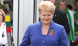 Lietuvos žmonių neštą deglą Prezidentė perdavė Linui Kleizai