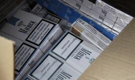 Moteris automobilio slėptuvėse slapta vežė beveik 2 tūkst. pakelių cigarečių