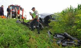 Po avarijos automobilyje prispaustas žmogus