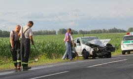 Po avarijos automobilyje prispaustas žmogus