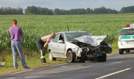 Po avarijos automobilyje prispaustas žmogus