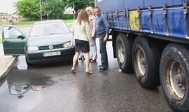 Vilkikas ir vėl prispaudė neatidų vairuotoją