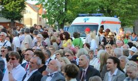 Sveikinimai Vytautui Paukštei užliejo Teatro aikštę