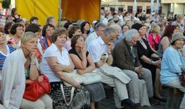 Sveikinimai Vytautui Paukštei užliejo Teatro aikštę