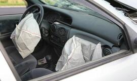 Po avarijos automobilyje prispaustas žmogus