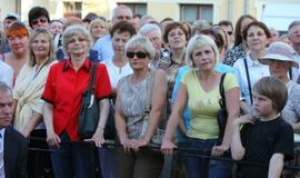 Sveikinimai Vytautui Paukštei užliejo Teatro aikštę