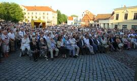 Sveikinimai Vytautui Paukštei užliejo Teatro aikštę