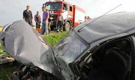 Po avarijos automobilyje prispaustas žmogus