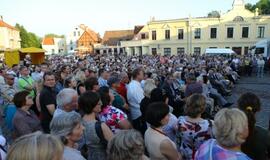 Sveikinimai Vytautui Paukštei užliejo Teatro aikštę