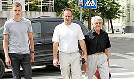 Po Lietuvos vėliava - tuščiomis kišenėmis