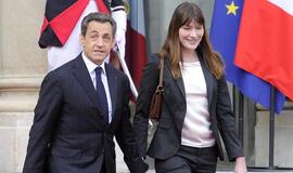 Carla Bruni-Sarkozy dėl gandų apie jos nėštumą padavė į teismą žurnalą "Closer"
