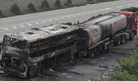 Kinijoje autobusui susidūrus su sunkvežimiu žuvo 36 žmonės