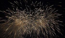 Nuo oratorijos pavargusius atgaivino ugnies lietus (video)