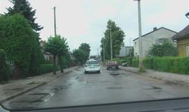 Skubėjo į darbą ir nepastebėjo asfalto spalvos automobilio