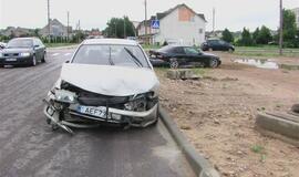 Skubėjo į darbą ir nepastebėjo asfalto spalvos automobilio