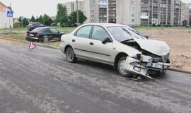 Skubėjo į darbą ir nepastebėjo asfalto spalvos automobilio