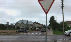 Skubėjo į darbą ir nepastebėjo asfalto spalvos automobilio