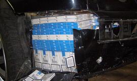 Su įkalčiais sulaikyta mašinas kontrabandinių cigarečių slėptuvėmis pavertusi trijulė