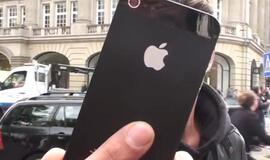 Ant šaligatvio priklijuotas "iPhone 5" glumino praeivius