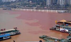 Aplinkosaugininkai sutrikę: Kinijos upė paslaptingai nusidažė raudonai (video)