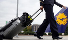 "Lufthansa" skrydžių palydovai paskelbė antradienį tęsiantys streiką