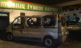 Automobilių švaros centre sudegė automobilis