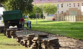 Šventojoje tvarkomas Mokyklos gatvės šaligatvis