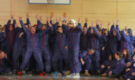 Būsimieji jūrų vilkai tradiciškai bučiavo žuvį