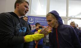 Būsimieji jūrų vilkai tradiciškai bučiavo žuvį