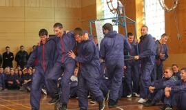 Būsimieji jūrų vilkai tradiciškai bučiavo žuvį