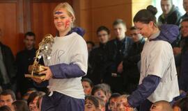 Būsimieji jūrų vilkai tradiciškai bučiavo žuvį