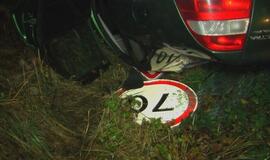 Po "lengvo" kepštelėjimo - automobilis aukštyn ratais