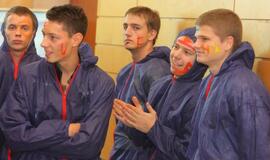 Būsimieji jūrų vilkai tradiciškai bučiavo žuvį