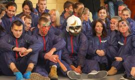 Būsimieji jūrų vilkai tradiciškai bučiavo žuvį