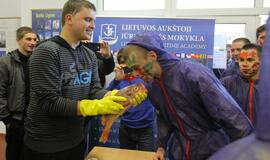 Būsimieji jūrų vilkai tradiciškai bučiavo žuvį