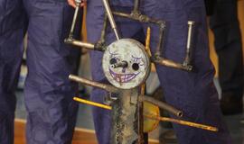 Būsimieji jūrų vilkai tradiciškai bučiavo žuvį