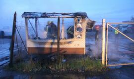 Dubysos gatvėje sudegė statybinis vagonėlis