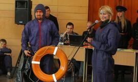 Būsimieji jūrų vilkai tradiciškai bučiavo žuvį