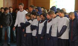 Būsimieji jūrų vilkai tradiciškai bučiavo žuvį