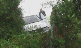 Įmantriame posūkyje jauna mama vartė tujas