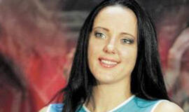 Žaidėja treniruotėje, direktorė po jos