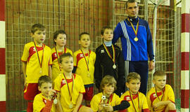 Futbolo mokyklos salėje - azartiška kova